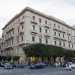 Allangolo con via Putignani  invece presente un edificio color crema fatto costruire dal commerciante Nicola Scattarelli nel 1915. Costellato da balconcini con parapetti balaustrati, presenta finestre dai timpani triangolari e arrotondati e ricche decorazioni 